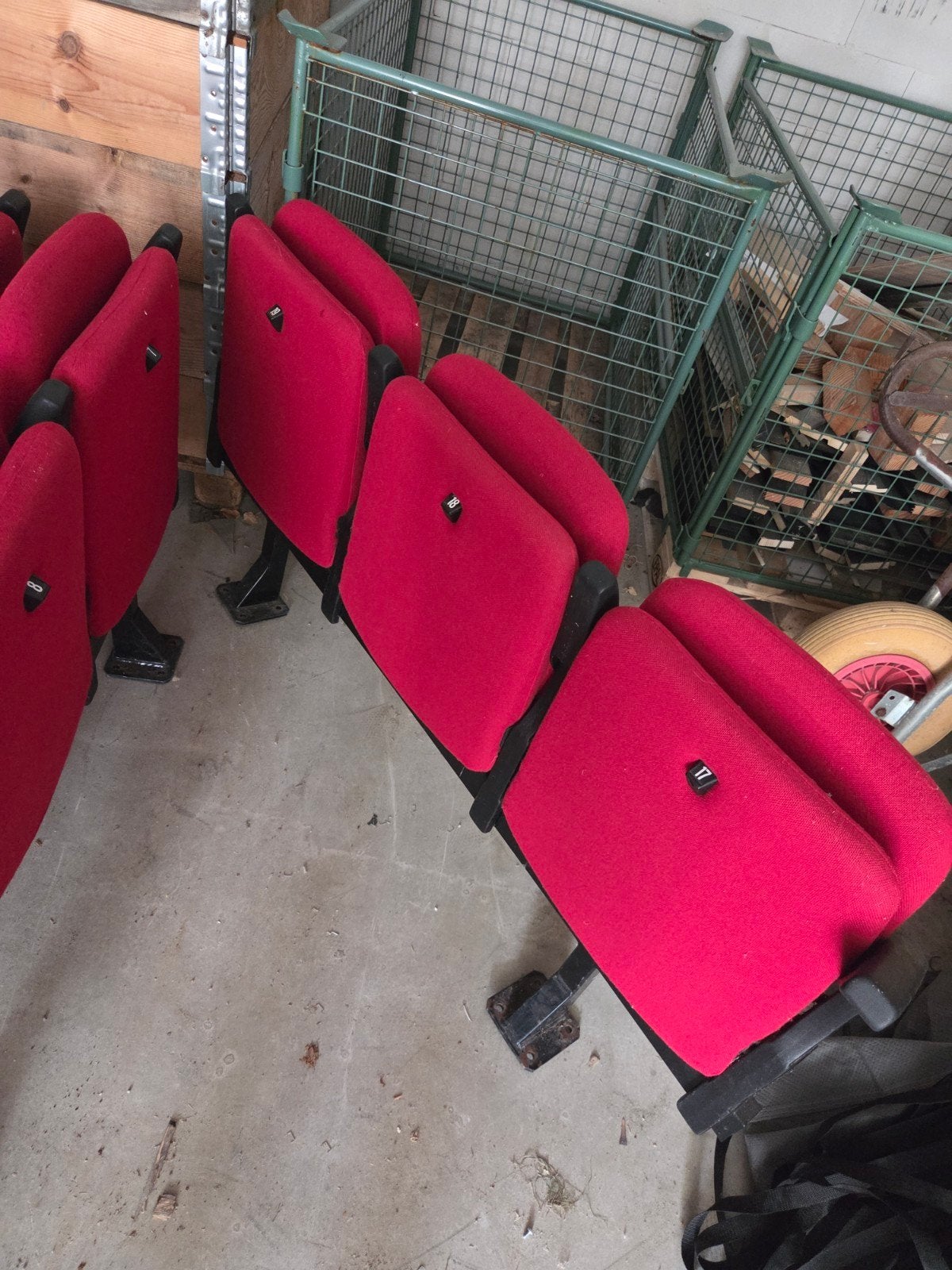 12 bioscoopstoelen in 4 rijen van 3 - rood, Huis en Inrichting, Stoelen, Ophalen, Gebruikt, Rood, Vijf, Zes of meer stoelen