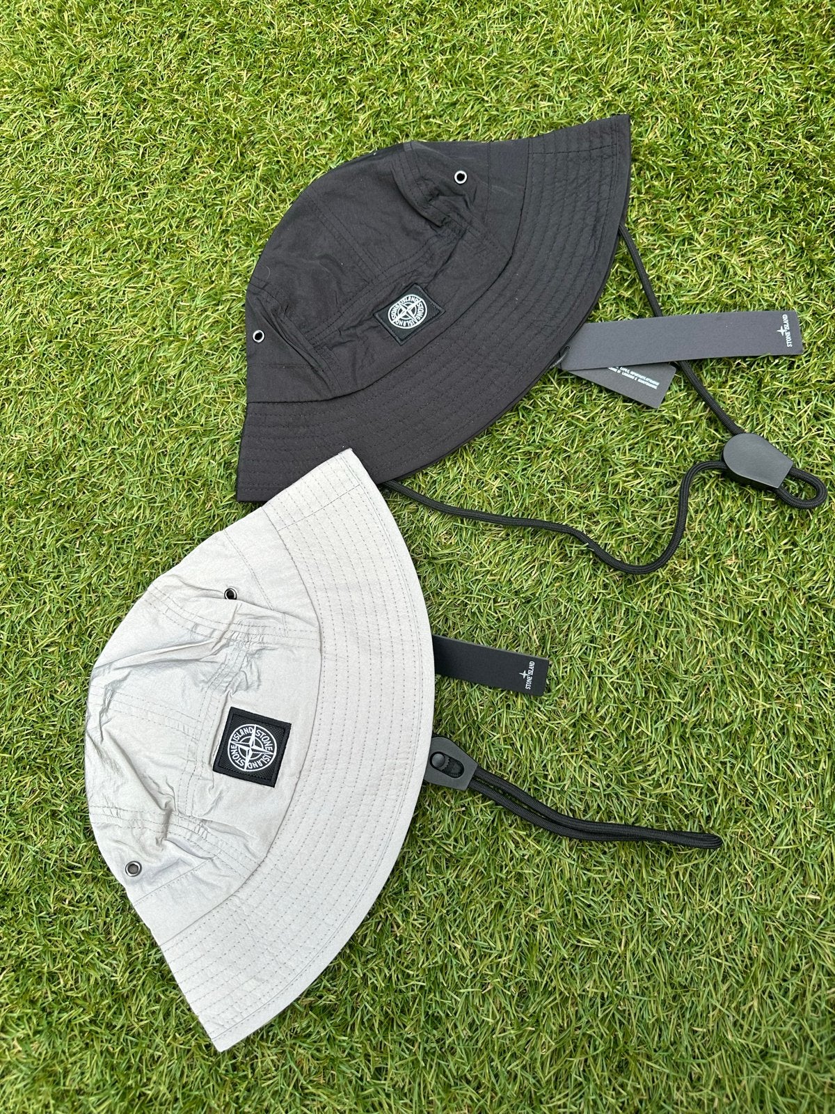 2x Stone Island Vissershoeden (Zwart & Grijs), Kleding | Heren, Verzenden, Nieuw, One size fits all, Hoed