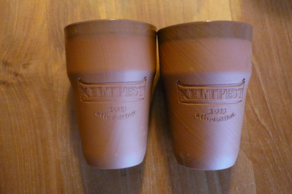 2 Bruine aardewerk '' KELTFEST '' 2013 bekers 0,4 l., Overige typen, Ophalen of Verzenden, Zo goed als nieuw, Overige stijlen