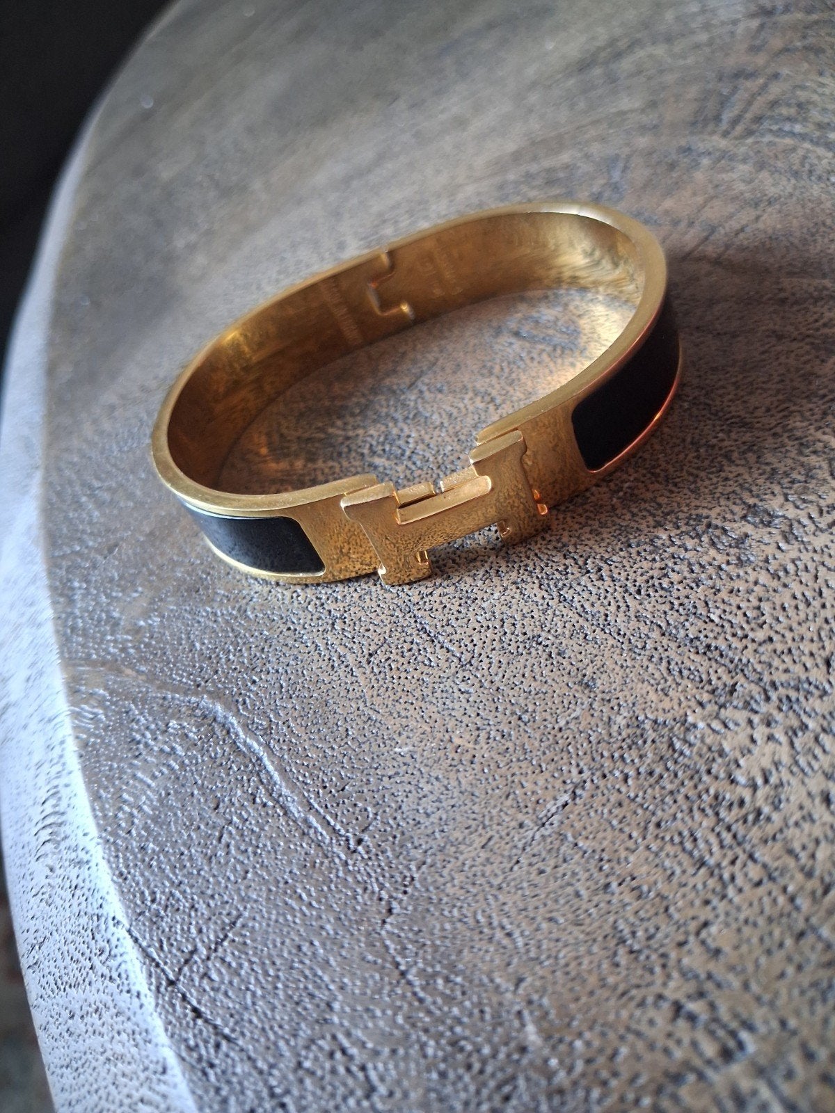 Hermès Clic H Armband Goudkleurig met Zwart Emaille, Sieraden, Tassen en Uiterlijk, Armbanden, Ophalen of Verzenden, Zo goed als nieuw