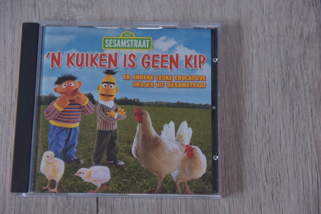 SESAMSTRAAT ---- EEN KUIKEN IS GEEN KIP ( Wim T Schippers, Cd's en Dvd's, Verzenden, Zo goed als nieuw, Muziek, 6 tot 9 jaar