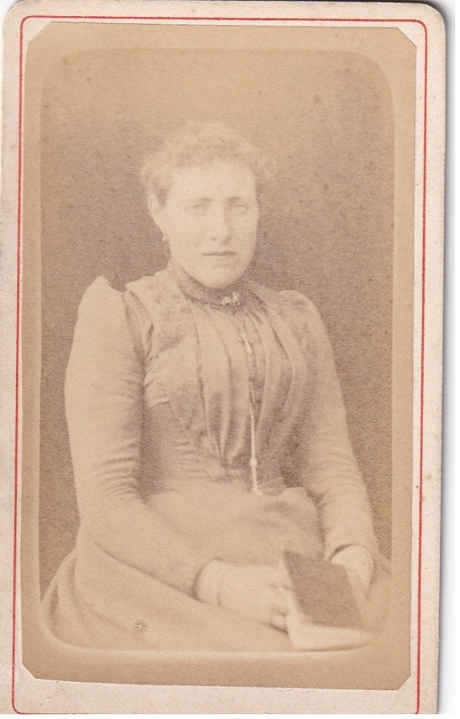 Antieke CDV Foto Vrouw met Boekje - Mme Alheinc Rueil, Gebruikt, Verzenden, Foto, Voor 1940