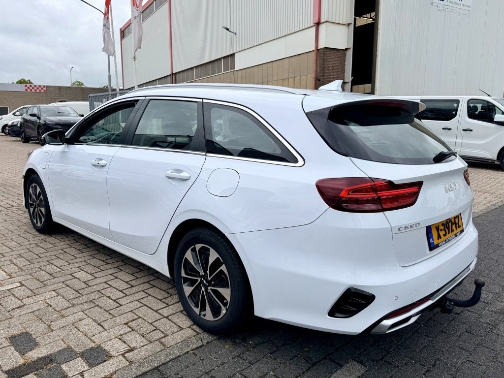 Kia Ceed Sportswagon 1.6 GDI PHEV Dynamicline (bj 2023), Auto's, Automaat, Stof, Gebruikt, Wit