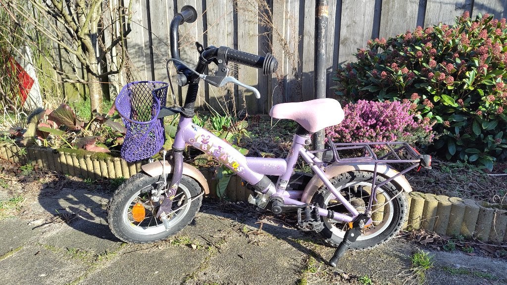 Kinderfiets - Lila en roze - Inclusief zijwieltjes, Fietsen en Brommers, Fietsen | Kinderfietsjes, Ophalen, Terugtraprem, Zijwieltjes