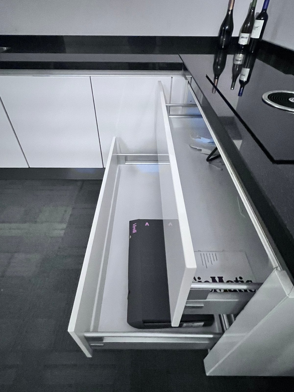 Foto 7 van Puntgave Siematic keuken met bora en zwart granieten blad.