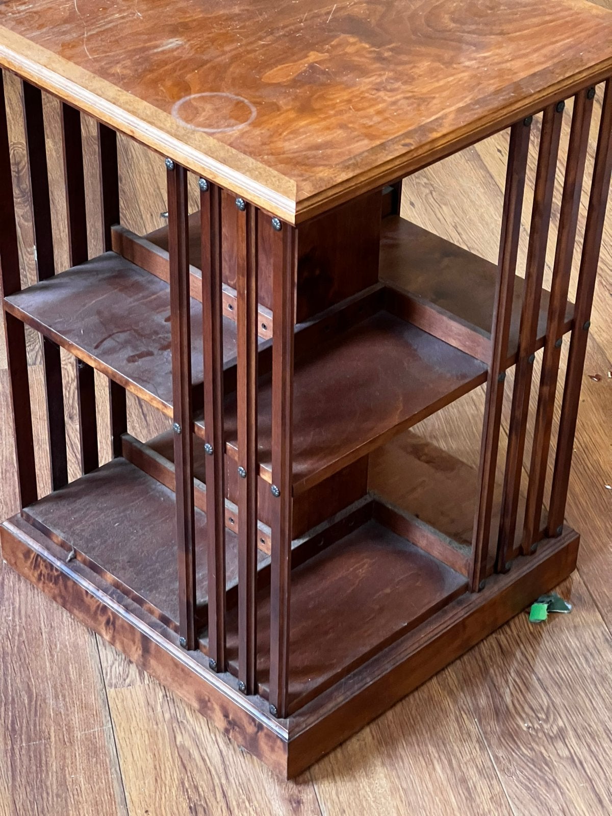Boekenmolen klassieke stijl., Ophalen