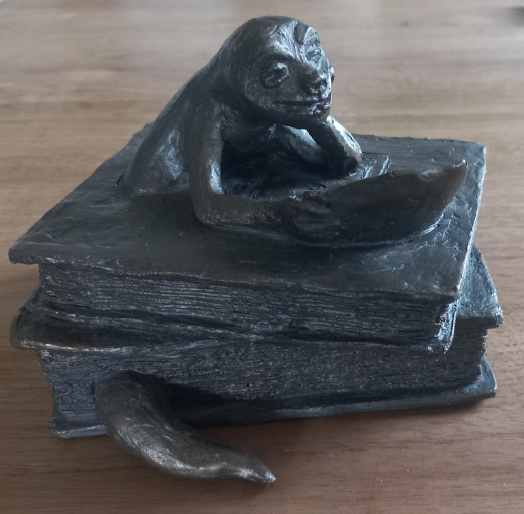 Beeld de  Boekenwurm.  Van Greet Grottendieck., Overige onderwerpen, Minder dan 20 cm, Ophalen of Verzenden, Handgemaakt