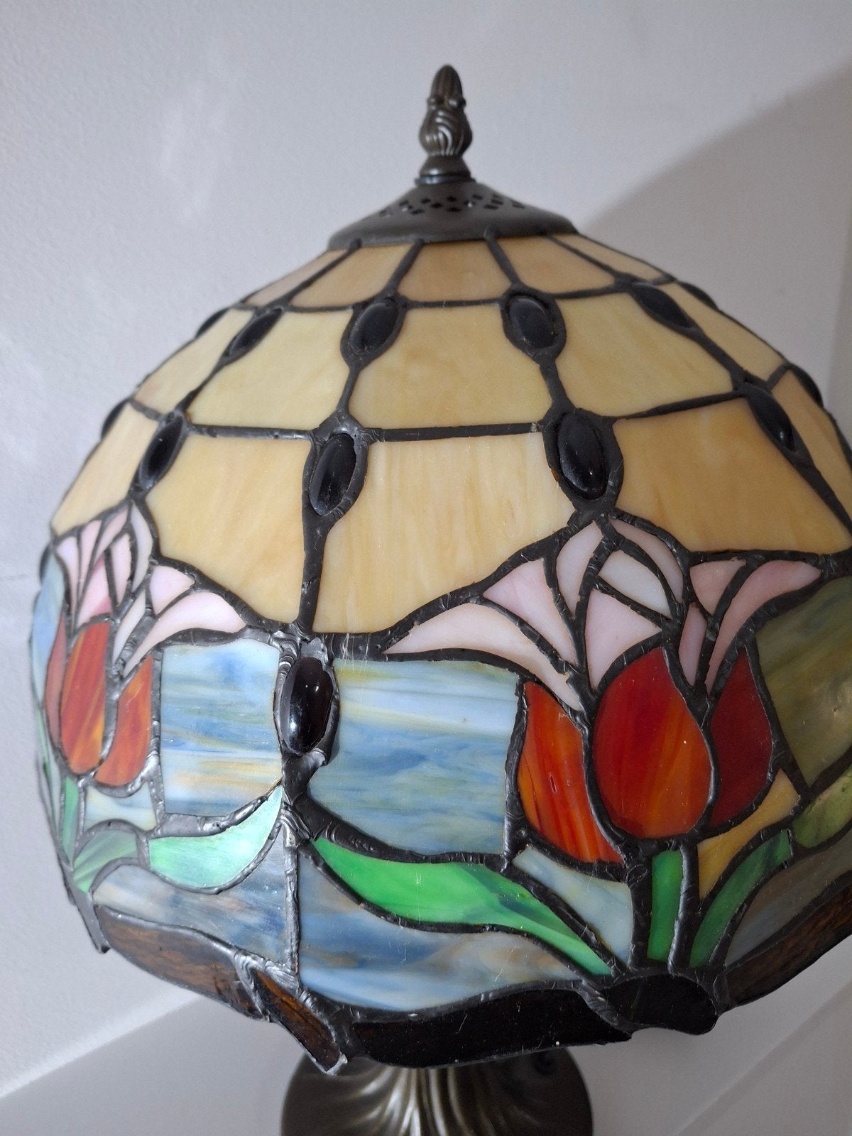 Prachtige Tiffany Stijl Tafellamp met Bloemenmotief, Meerkleurig, Zo goed als nieuw, Glas, Met stekker