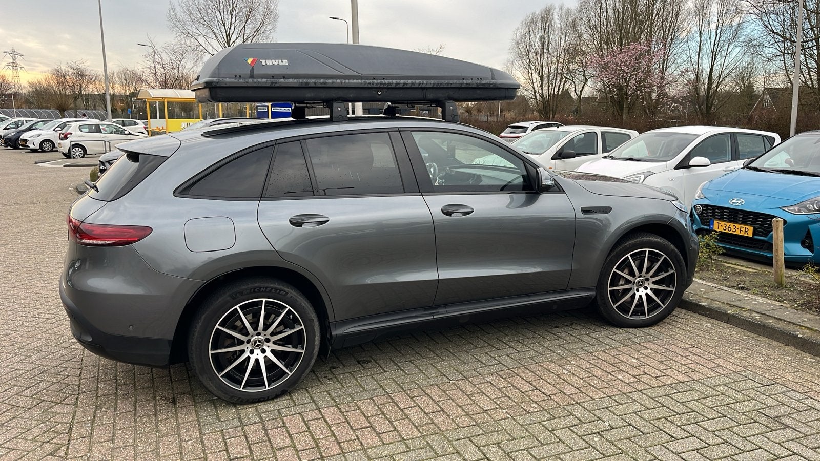 Originele Mercedes EQC400 dakdragers + Thule dakkoffer, Ophalen, Gebruikt