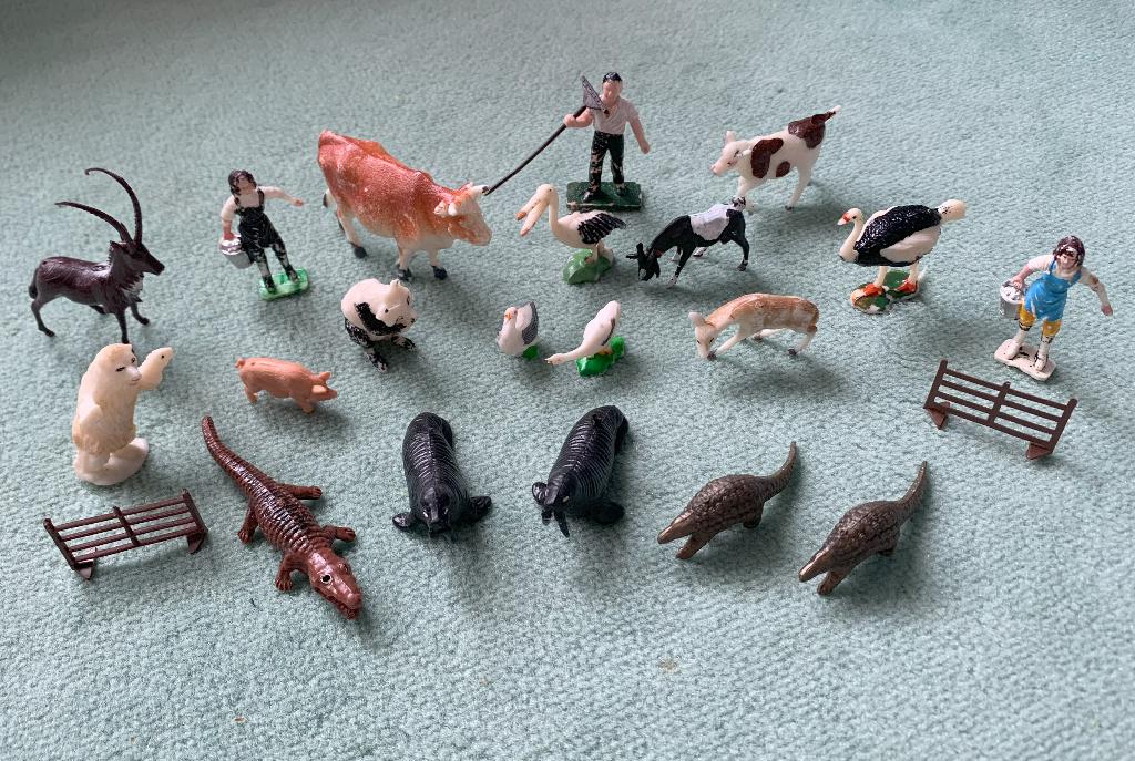 20 speelpoppetjes boerderij dieren figuurtjes + 2 hekjes, Ophalen of Verzenden, Gebruikt, Jongen of Meisje