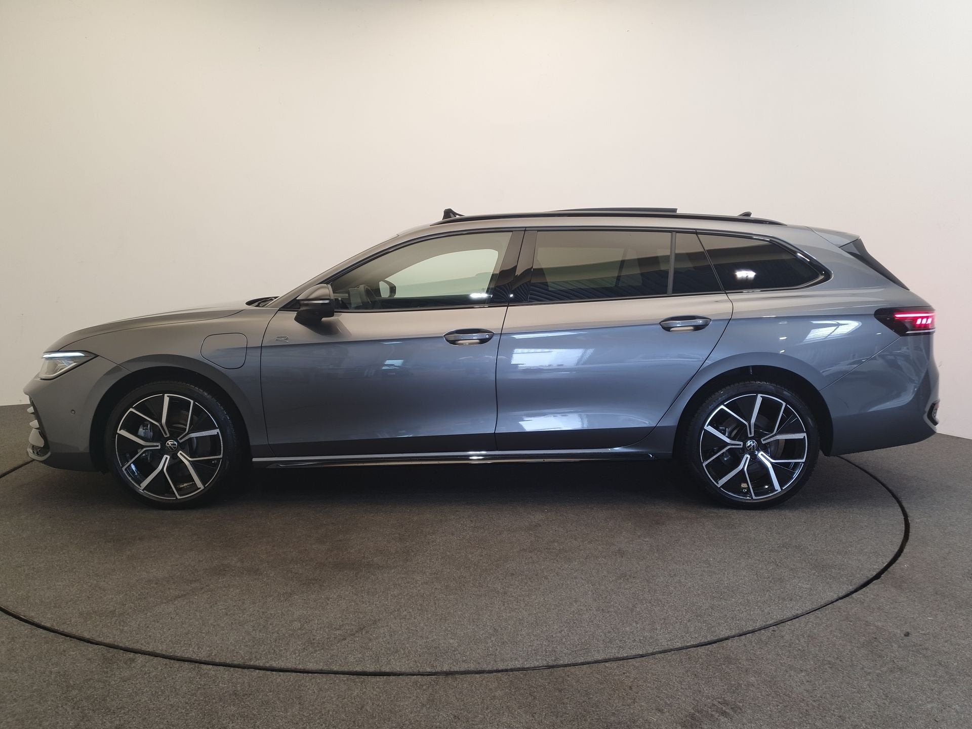 Volkswagen Passat Variant 1.5 eHybrid 272pk DSG/AUT R-Line P, 77 km/l, Zwart, 4 cilinders, Hybride Elektrisch/Benzine