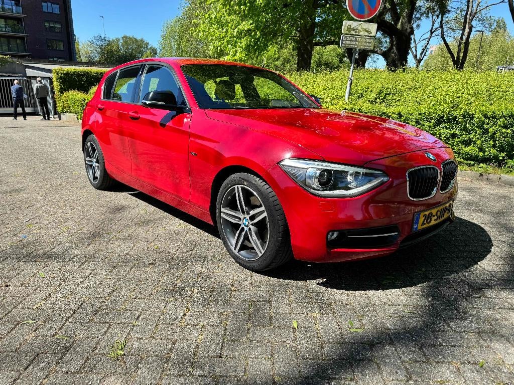 BMW 1-Serie 118I 125KW 5DR Aut8 2011 Rood Sport, Auto's, BMW, Euro 5, Achterwielaandrijving, Zwart, 4 cilinders