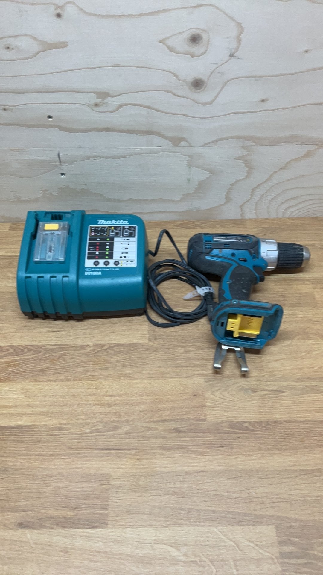 Makita Schroef- boormachine met lader, Ophalen, Gebruikt, Boor- en Schroefmachine, Variabele snelheid