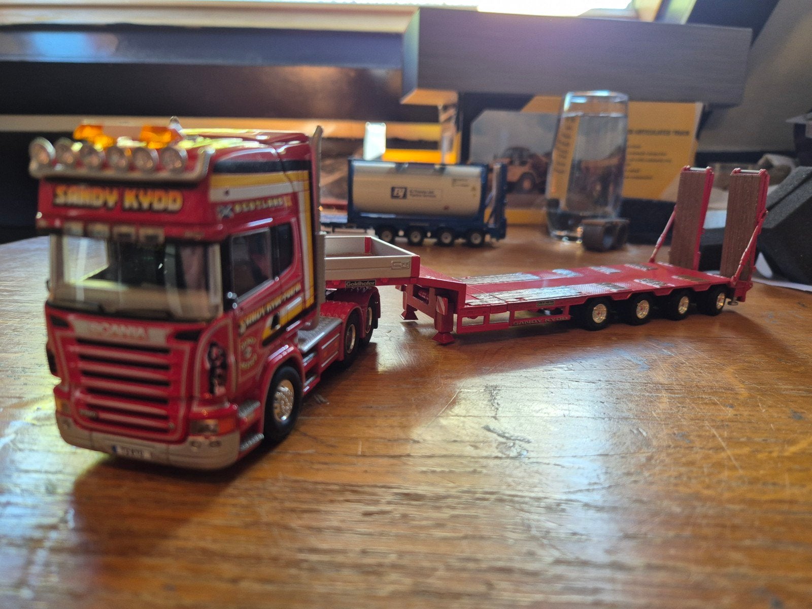 Tekno Scania R580 Sandy Kydd modeltruck met dieplader, Ophalen of Verzenden, Zo goed als nieuw, Bus of Vrachtwagen, Tekno