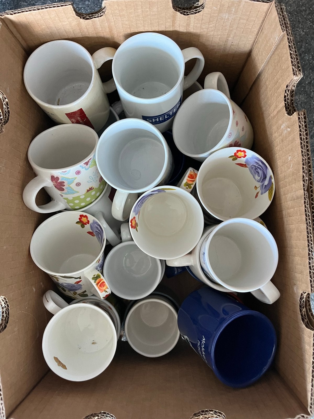 Doos vol diverse mokken - ongeveer 30 stuks, Ophalen, Gebruikt, Mok