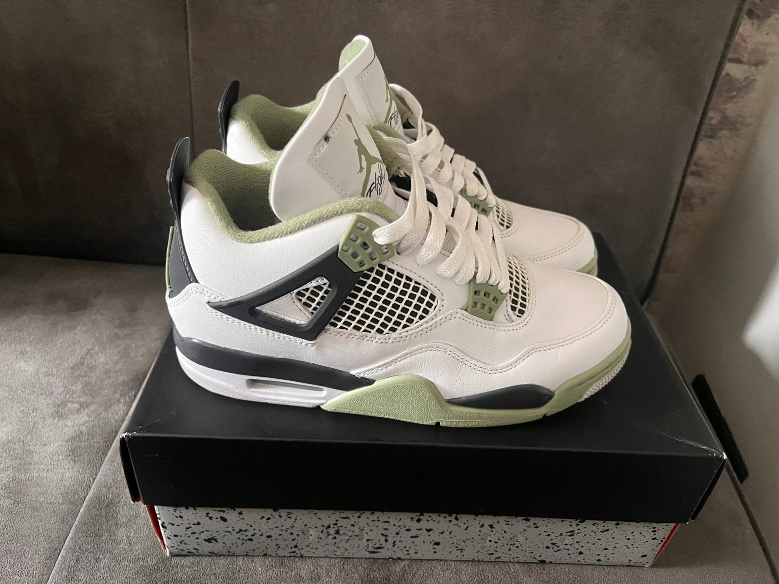 Air Jordan 4 Retro white/oil green-dark maat 39, Ophalen of Verzenden, Zo goed als nieuw, Wit