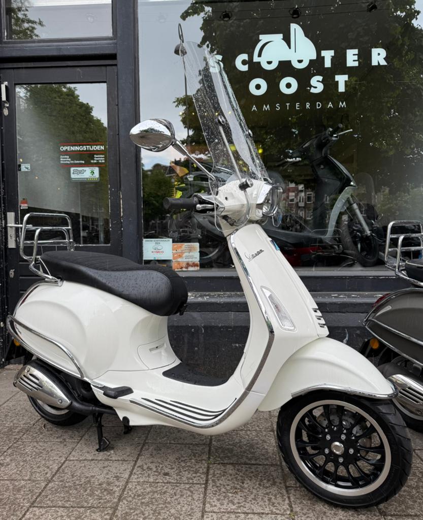 Vespa Sprint wit 4t2v incl art4 slot & GPS, Ophalen, Zo goed als nieuw, Benzine