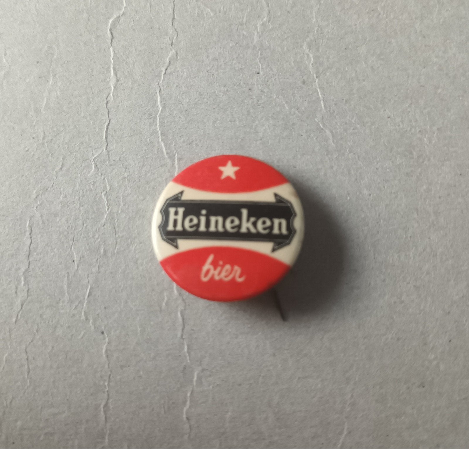 Retro Heineken button uit de jaren zestig, Ophalen of Verzenden, Gebruikt, Merk