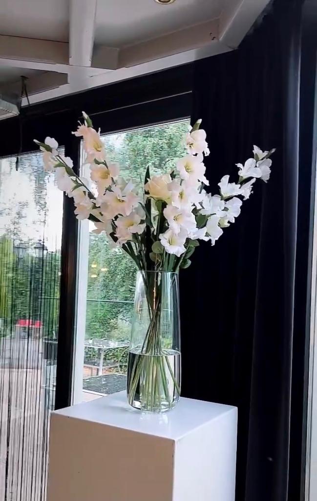 2 grote glazen vazen met kunstbloemen te huur, Ophalen, Overige