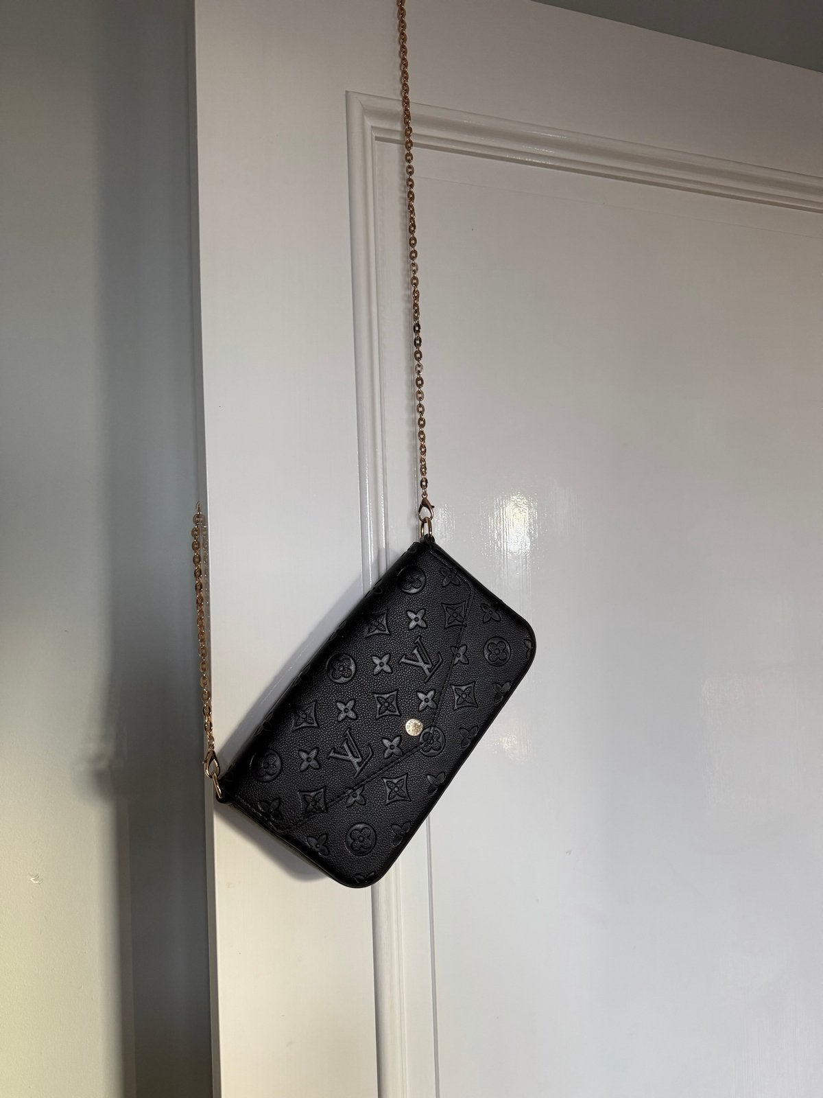 Zwart Louis Vuitton schoudertasje met gouden ketting, Ophalen of Verzenden, Gebruikt, Zwart, Schoudertasje