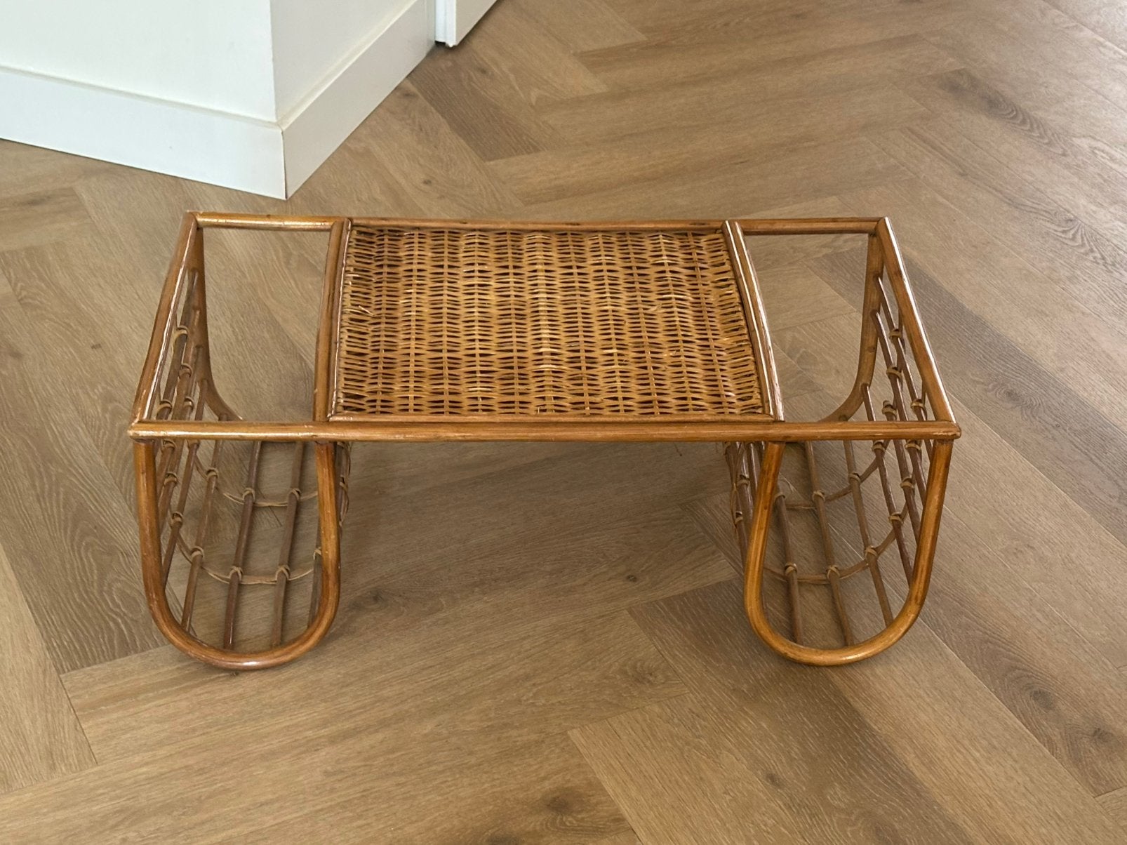 Rohe Noordwolde rieten bedtafel, Huis en Inrichting, Tafels | Bijzettafels, Minder dan 55 cm, Rond, Zo goed als nieuw, Ophalen