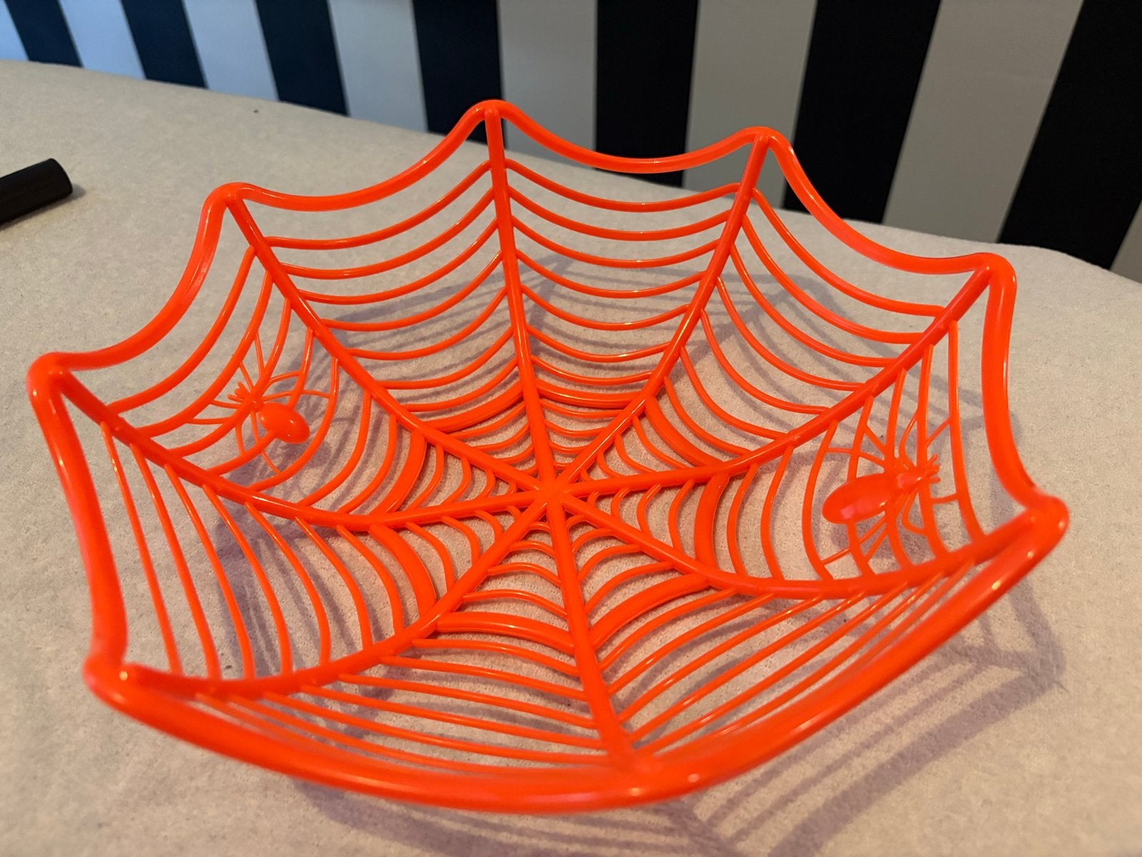 Halloween Spinnenweb Schaal/Mand  - Oranje Decoratie, Ophalen of Verzenden, Zo goed als nieuw, Versiering, Halloween of Griezel