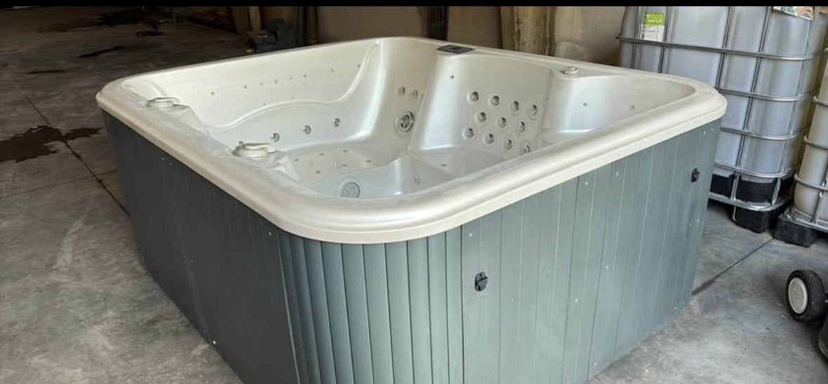 Jacuzzi - 4 Personen. Gratis levering in heel Nederland, Ophalen, Zo goed als nieuw