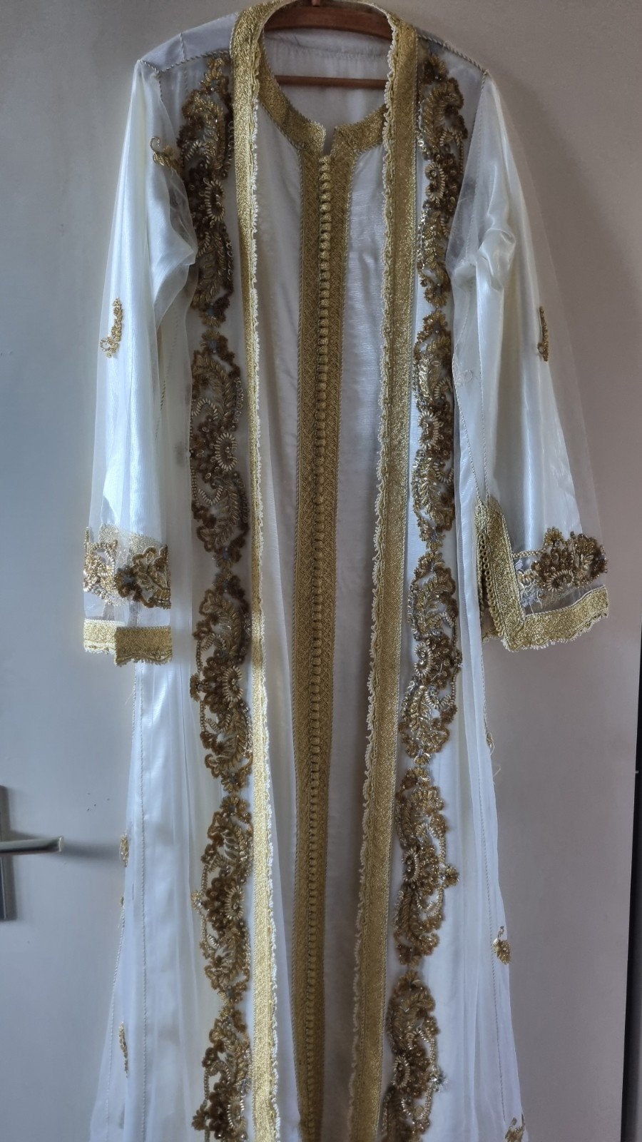 Elegante Takchita - Wit met Gouden Borduurwerk, Kleding | Dames, Gelegenheidskleding, Maat 38/40 (M), Overige typen, Wit, Ophalen of Verzenden
