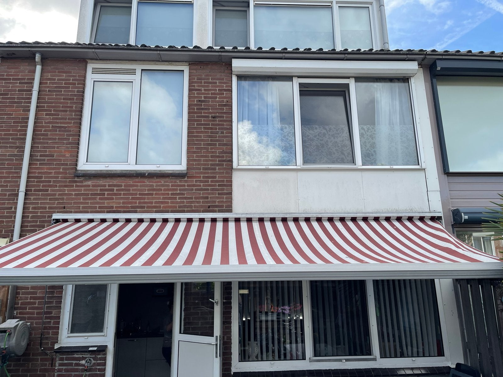 Knikarmzonnescherm 5,5m breed, 2,5m uitval rood wit, Ophalen, Gebruikt, 450 cm of meer, 150 tot 300 cm