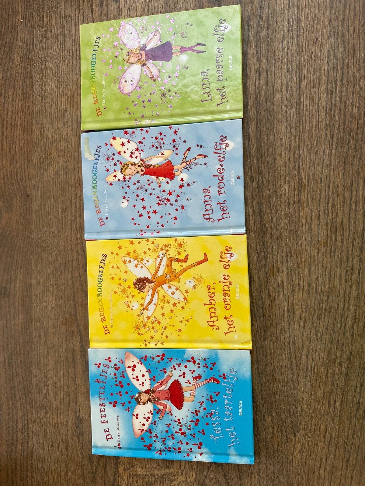 De Regenboogelfjes serie - 4 boeken van Daisy Meadows, Boeken, Kinderboeken | Jeugd | onder 10 jaar, Ophalen of Verzenden, Gelezen
