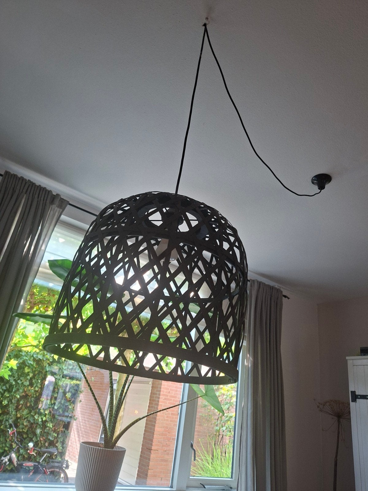 Zwarte rotan hanglamp - Modern en sfeervol, Huis en Inrichting, Lampen | Hanglampen, Ophalen, Modern, Bohemian, Natuurlijk materiaal