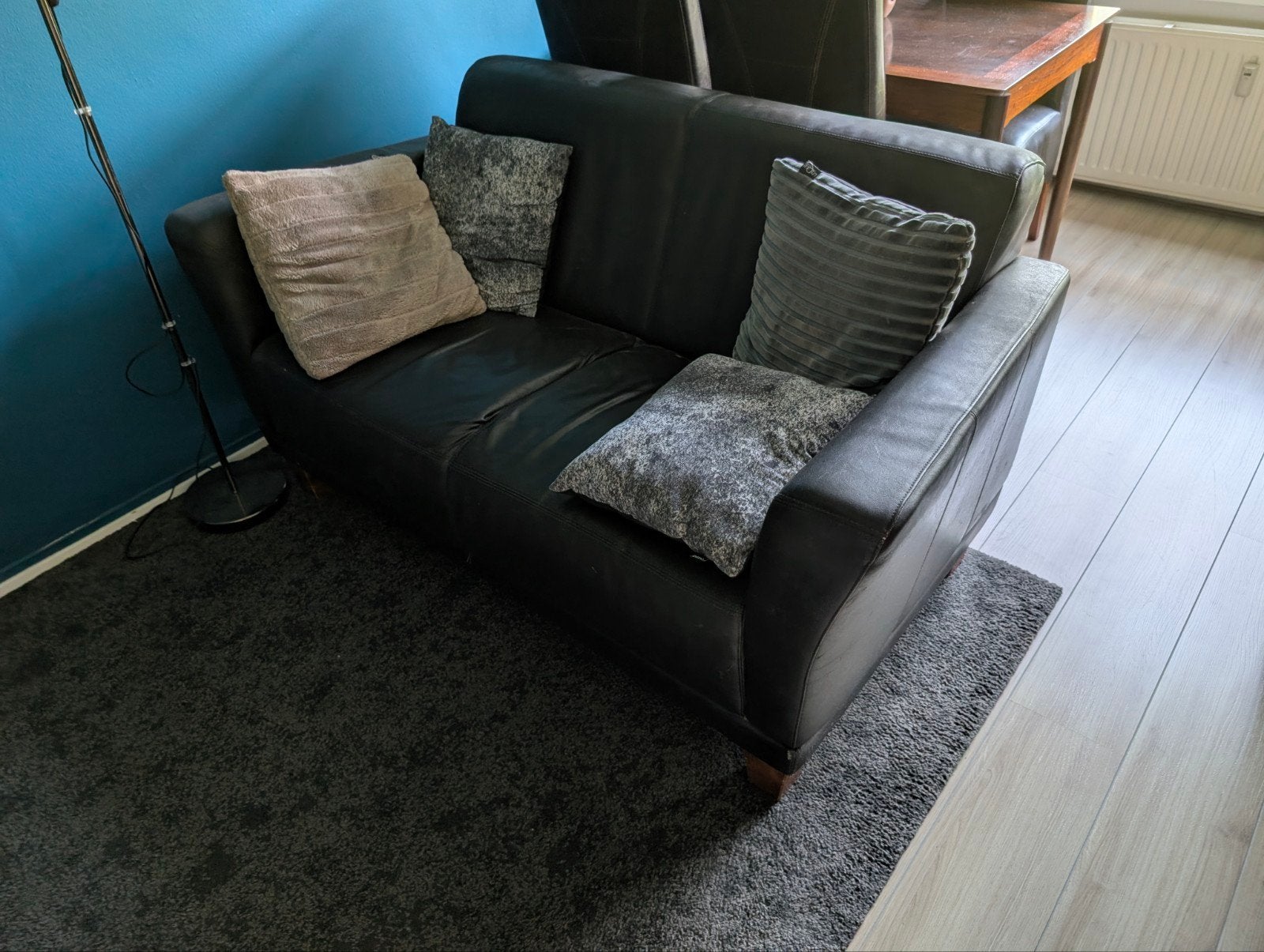 Zwarte leren tweezitsbank - Comfortabel en stijlvol, Ophalen, Gebruikt, 150 tot 200 cm, Tweepersoons