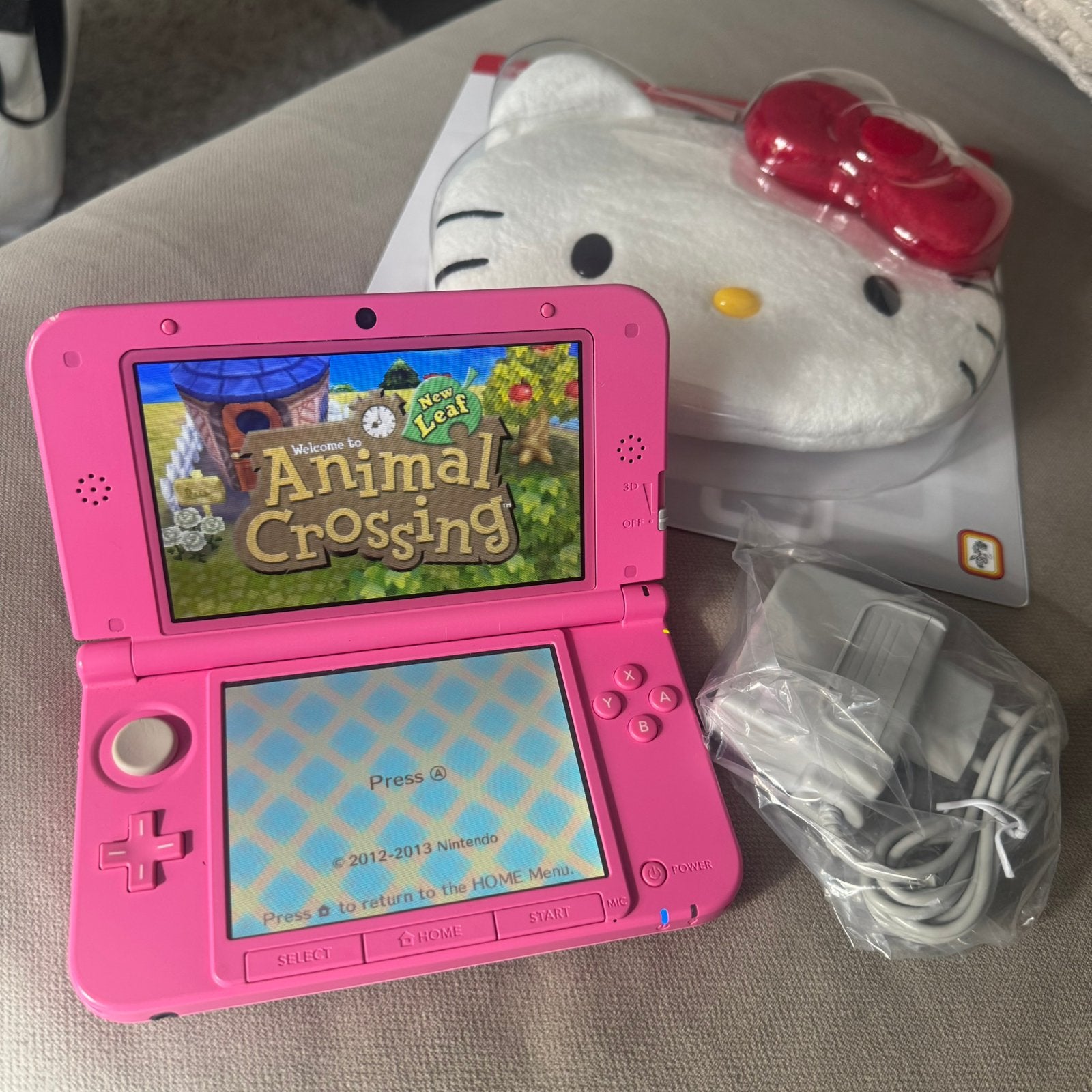 Nintendo 3DS XL Roze + Nieuw Hello Kitty Hoesje en Oplader, Spelcomputers en Games, Met games, 3DS XL, Ophalen of Verzenden, Zo goed als nieuw