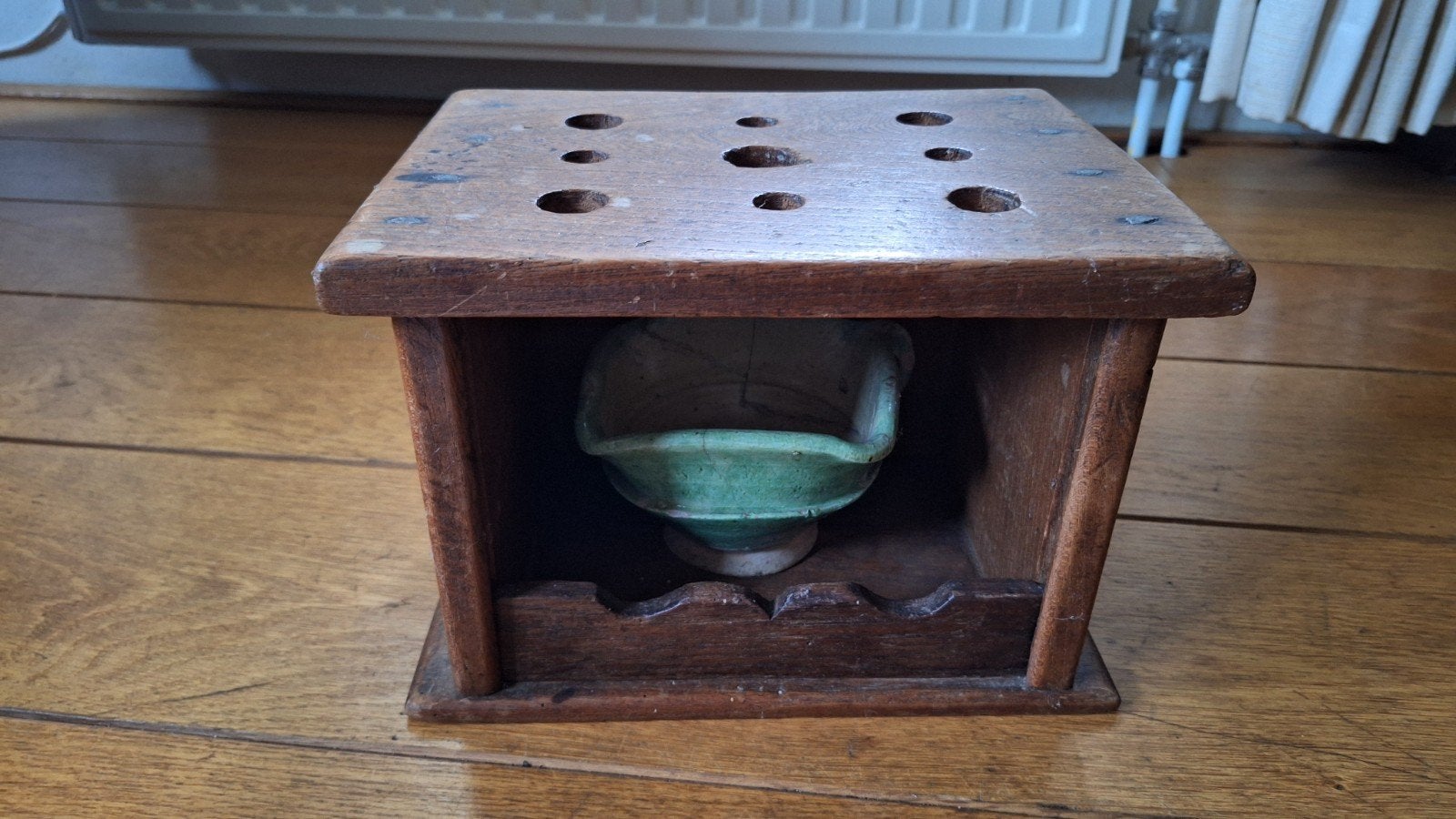 Antieke houten voetenstoof met aardewerk test, Antiek en Kunst, Ophalen