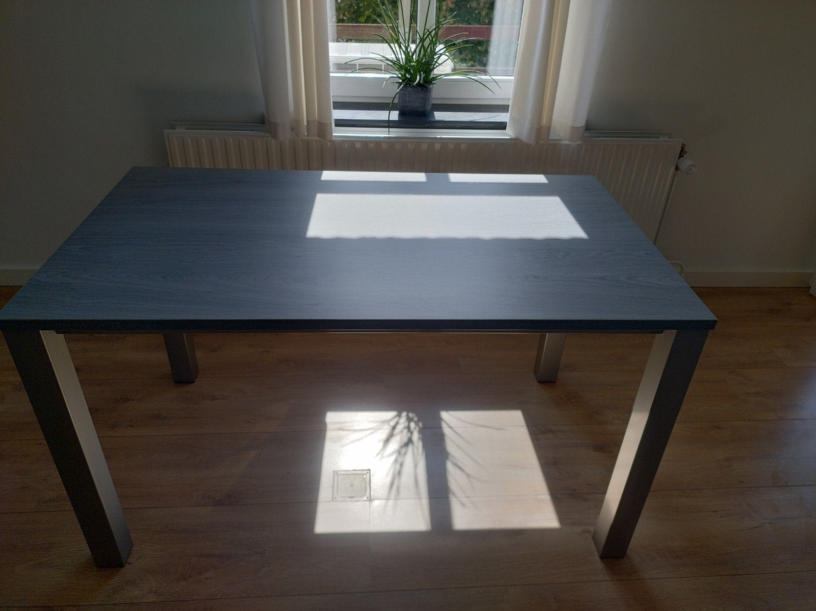 Eettafel met grijs blad en metalen poten, Gebruikt, 100 tot 150 cm, Tot twee personen, 50 tot 100 cm