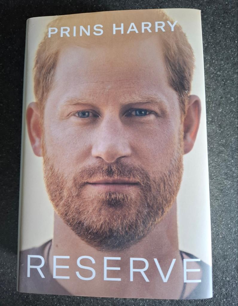 PRINS HARRY - RESERVE: AUTOBIOGRAFIE ✅, Ophalen of Verzenden, Zo goed als nieuw, Film, Tv en Media, Prins Harry