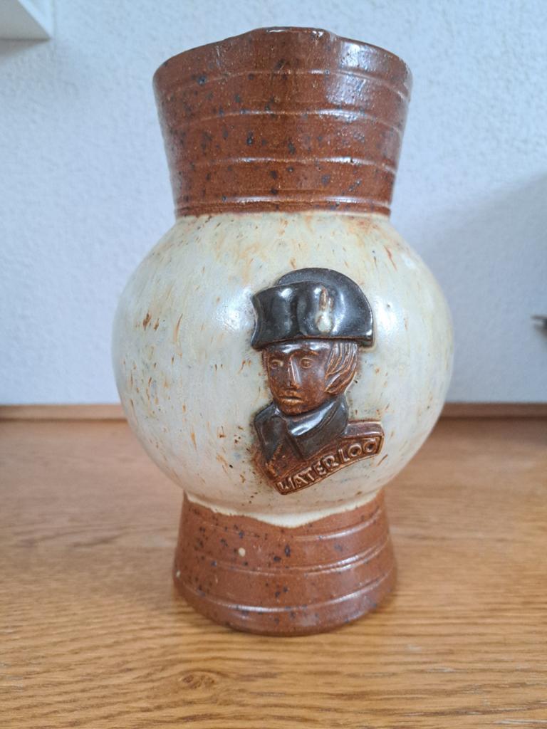 Vintage vaas Napoleon Waterloo - Bruin/beige, 21cm hoog, Antiek en Kunst, Ophalen of Verzenden