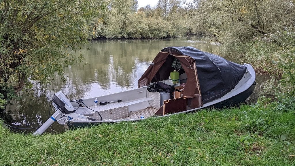 Boot midden in de Biesbosch incl. ligplaats, Watersport en Boten, Sloepen, Gebruikt, Vissloep, Afdekzeil, Anker, Kussenset, Staal