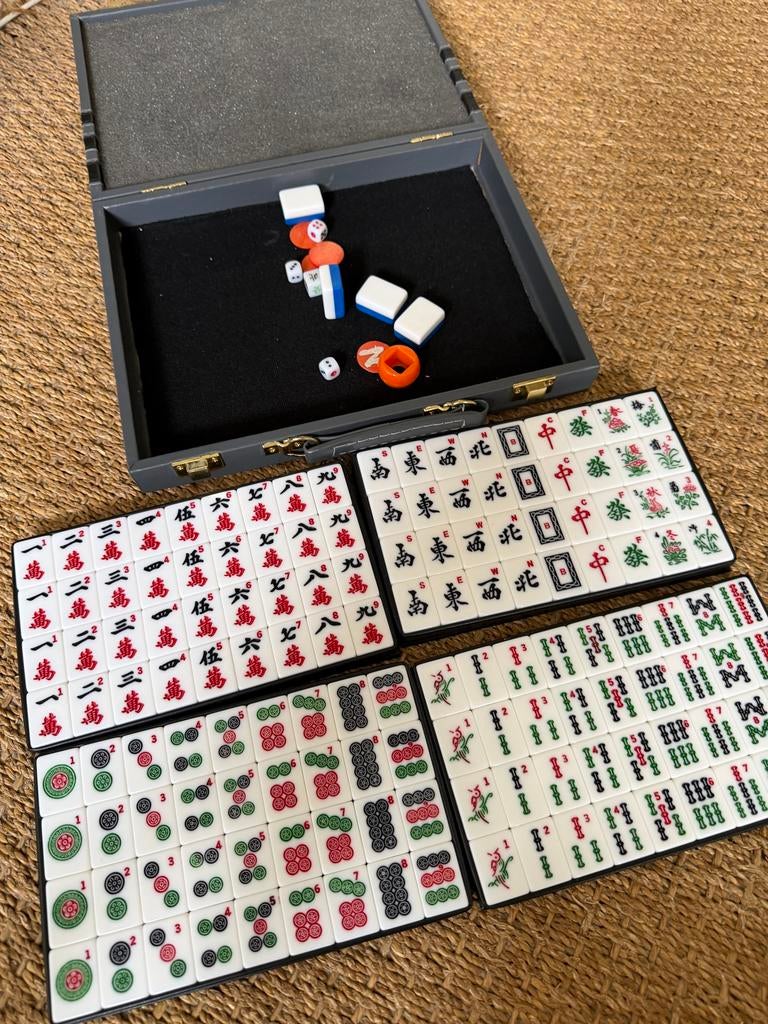 Kunststof Mahjong spel in koffer majong, Een of twee spelers, Ophalen of Verzenden, Zo goed als nieuw