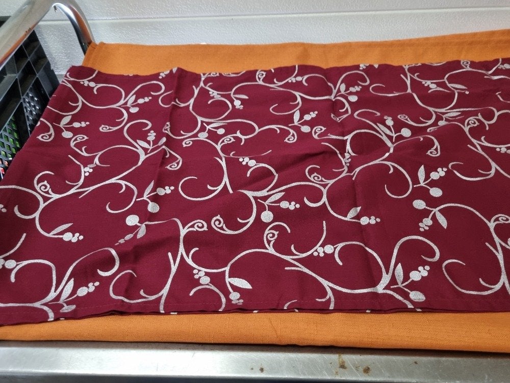tafelloper bordeau rood zilver patroon, Ophalen of Verzenden, 'T Olde Gre-j, Info@toldegrej.nl, Endepoelstraat 20f Didam