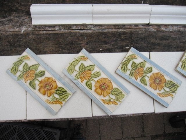 30 stuks antieke wandtegels met bloem en grijsblauwe bies, Ophalen