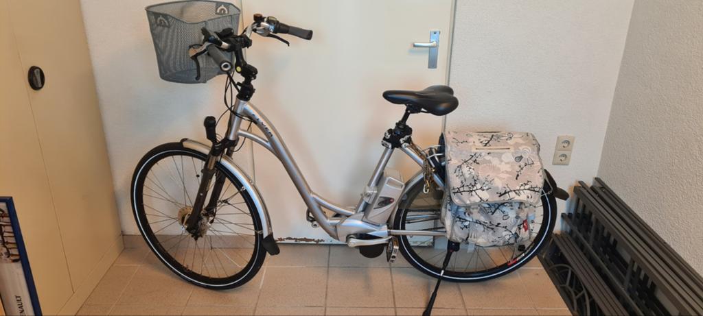 Flyer elektrische damesfiets met nieuwe banden, Fietsen en Brommers, Gebruikt, 55 tot 59 cm, 30 tot 50 km per accu, Ophalen