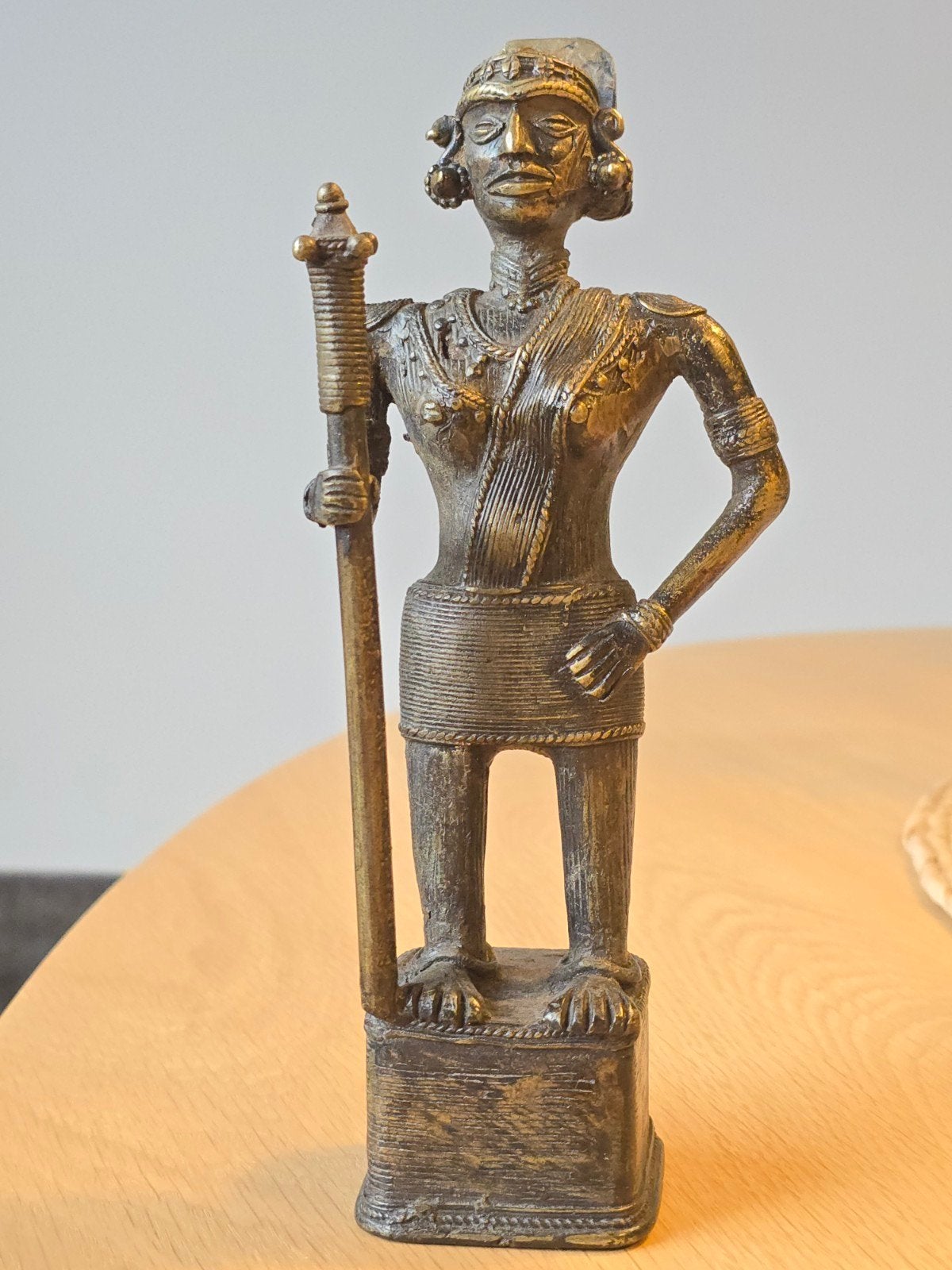 Zeldzaam antiek handgemaakt bronzen standbeeld op sokkel, Ophalen of Verzenden, Brons