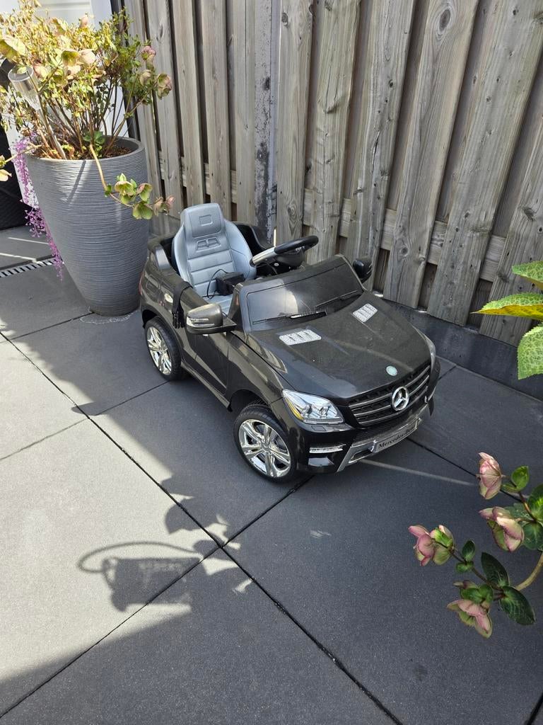 Elektrische kinderauto Mercedes en 6 m3 rommelmarkt spullen., Ophalen