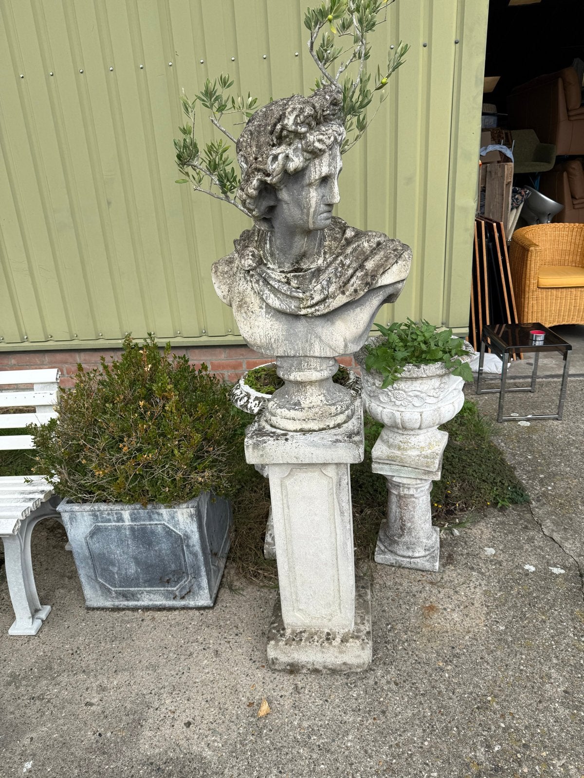Antieke stenen buste op sokkel - Klassieke tuinbeeld, Steen, Gebruikt, ., Ophalen of Verzenden