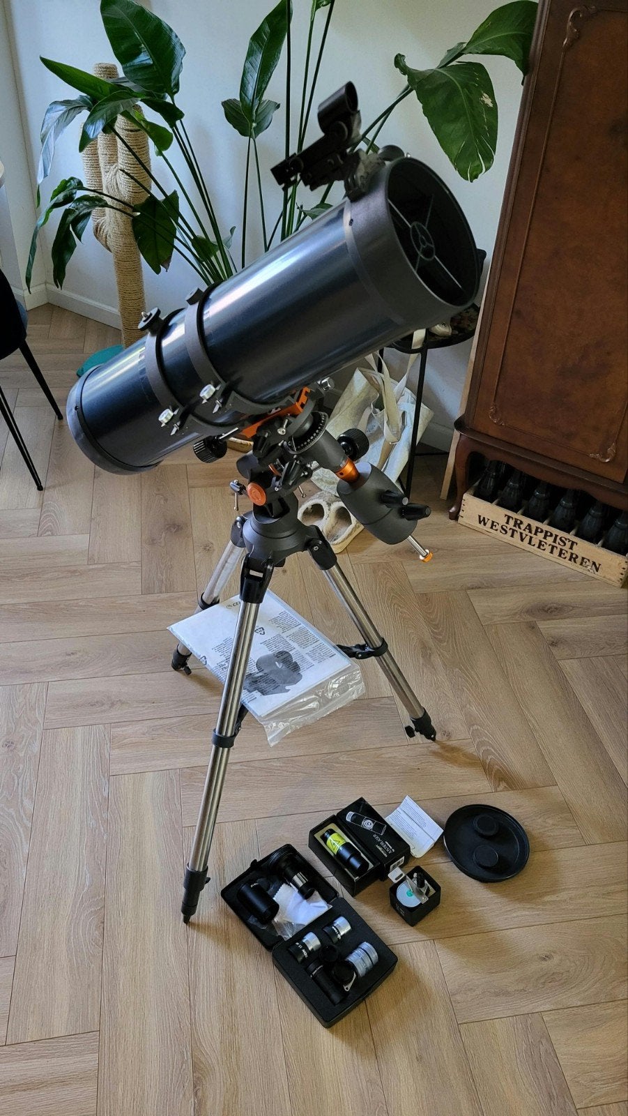 Celestron AstroMaster 130 met logic drive en justier laser, Ophalen, 80 tot 200 mm, Met statief, Spiegeltelescoop (reflector)