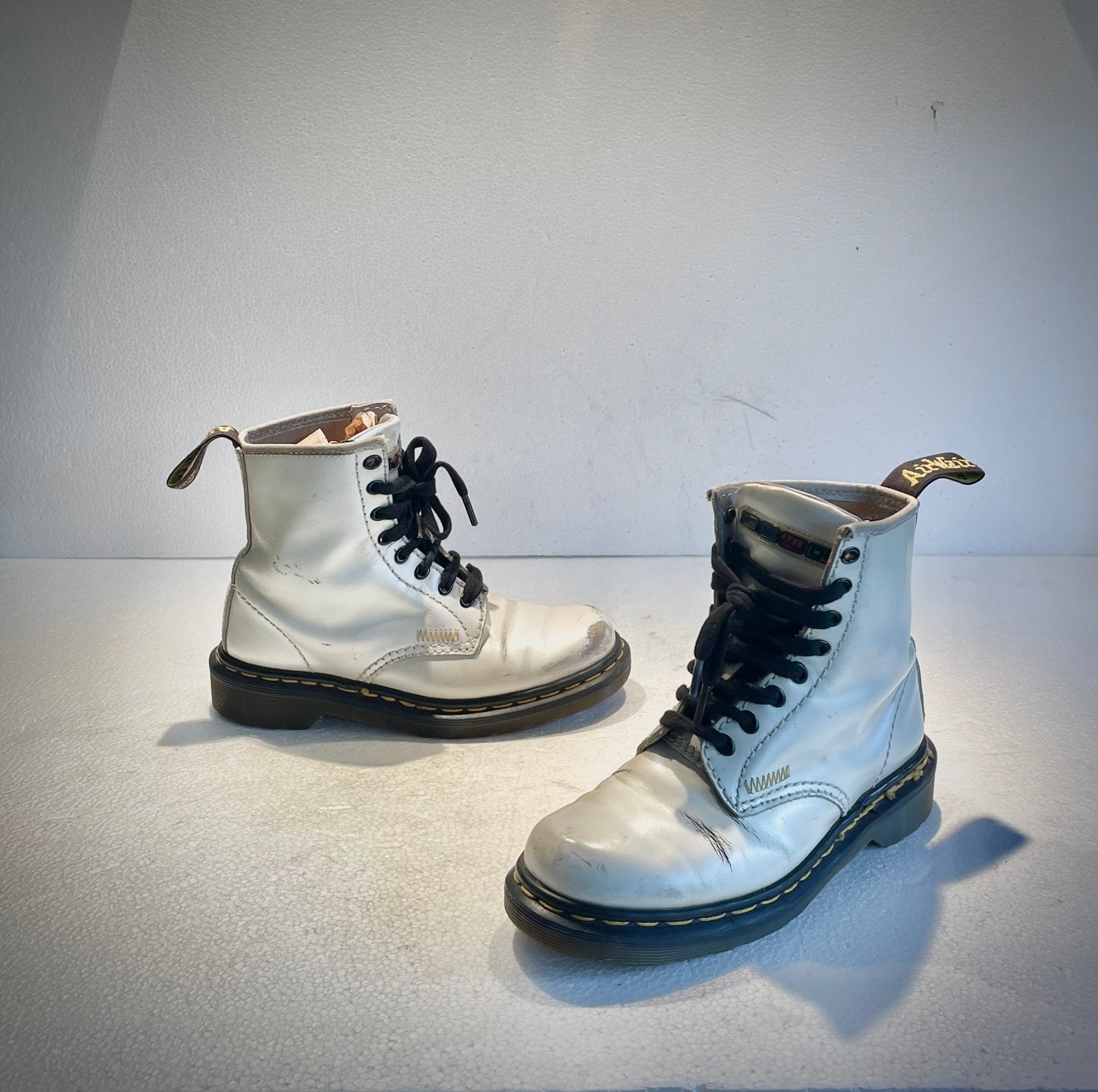 Dr. Martens wit metallic parlemoer zilver hoge schoenen 36, Wit, Lage of Enkellaarzen, Ophalen of Verzenden, Zo goed als nieuw