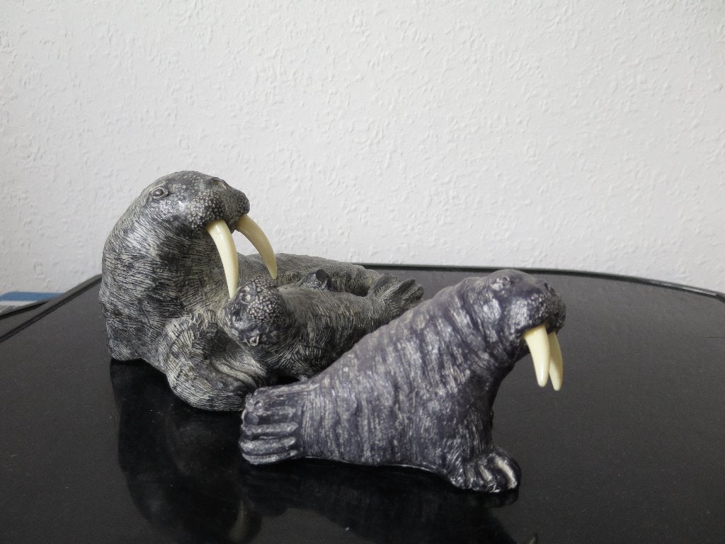 2 mooie originele beelden uit de Wolf collectie  de walrus, Ophalen of Verzenden