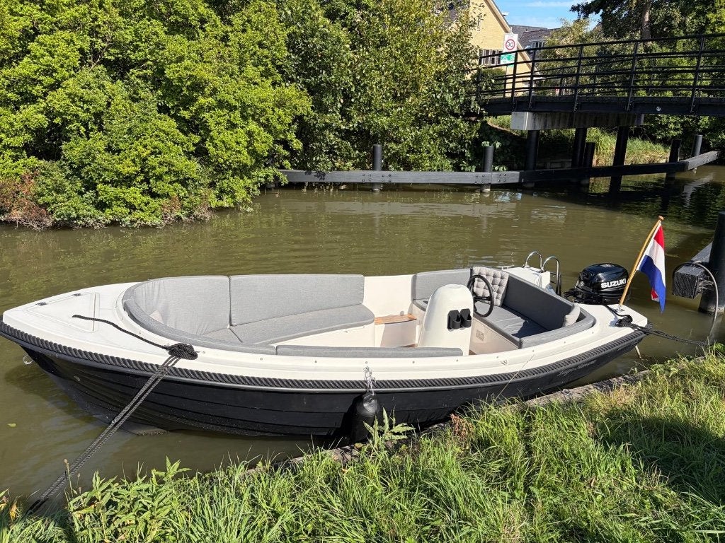 Lago Amore 450 | 2022 | Suzuki 9.9 pk | Vaarklaar, Ophalen, Consoleboot, Gebruikt, 35 cm