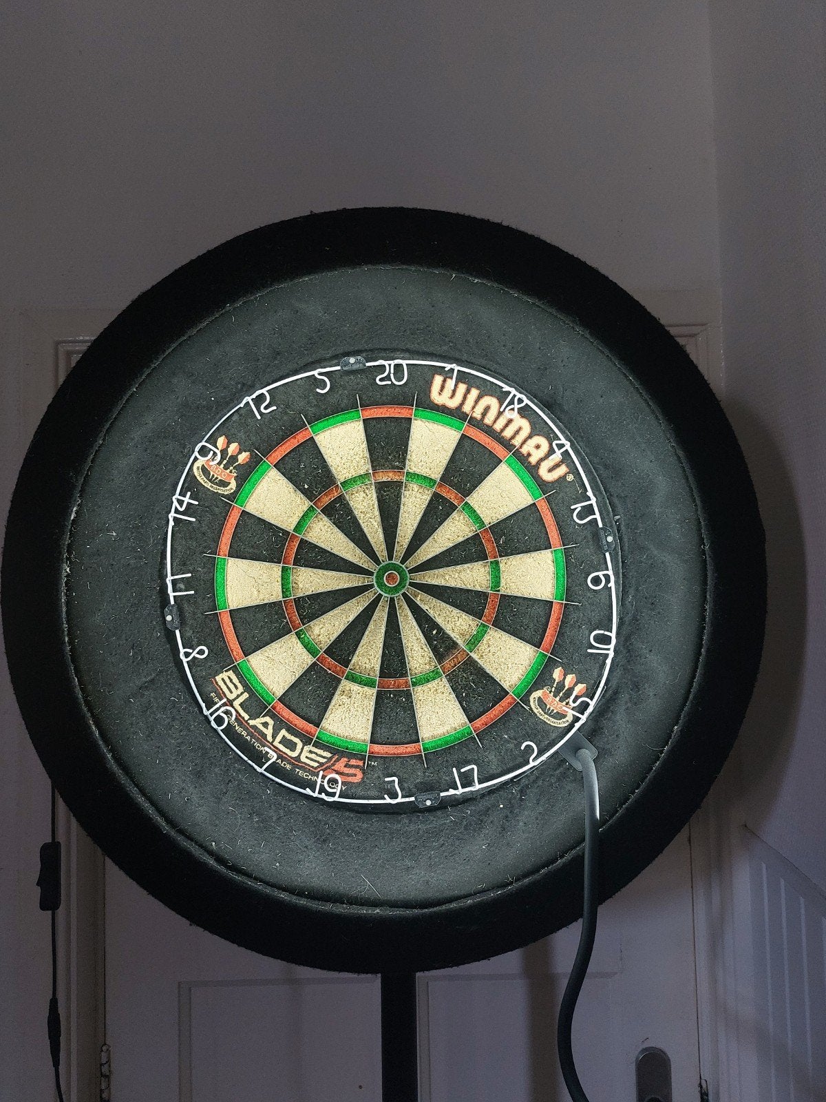 Dartbord met standaard, verlichting en telefoonhouder, Sport en Fitness, Darts, Ophalen, Gebruikt, Dartbord